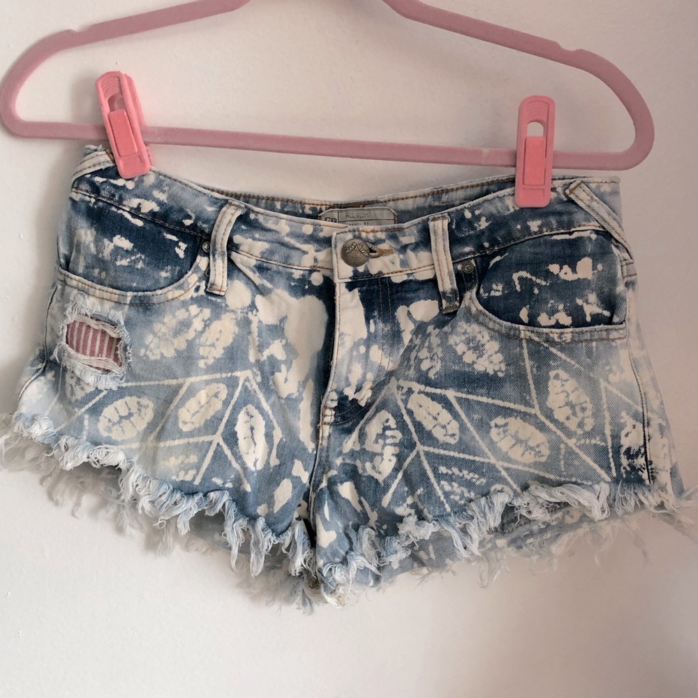 LAST CHANCE SALE! Free People Batik Frayed Printed Jean Shorts Size 27 - Picture 1 of 6